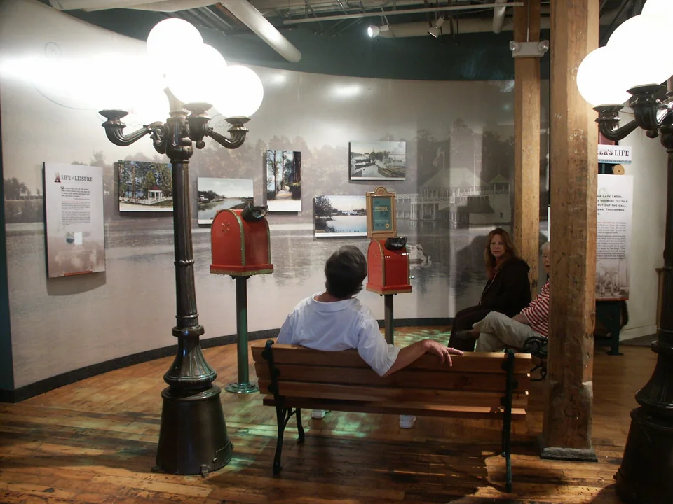 Visitors and viewing stations in Augusta Canal Museum