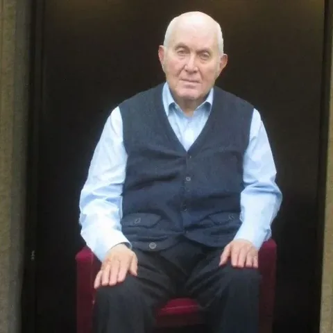 A recorded survivor testimony image in the Virginia Holocaust Museum presentation